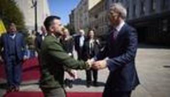 Krieg in der Ukraine: Jens Stoltenberg fordert in Kiew zügigere Waffenlieferungen