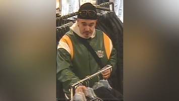 Ladendetektiv verletzt: Wer kennt den Dieb mit der Tommy-Jacke?