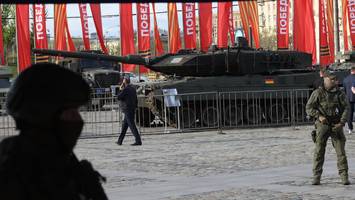 siegestagsfeiern mit kriegsbeute - russland präsentiert erbeutetes nato-material
