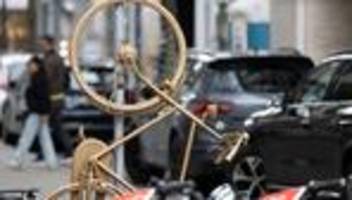 buntes: weiterhin rätselraten um goldfarbene fahrräder in frankfurt