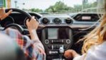frauen und autofahren: warum setzen sich männer immer ans steuer?