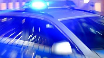 kaulsdorf: mann beschädigt 21 autos und ritzt hakenkreuze ein