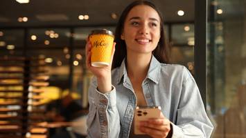 „Wahnsinn“ - Kundin entdeckt McCafé-Rabatt zu Ladenschluss: 3,49 statt 28 Euro