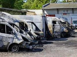 16 Transporter abgebrannt: Bekennerschreiben zu Amazon-Brandanschlag in Berlin aufgetaucht