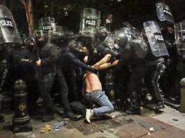 Oppositionsführer verletzt: Georgiens Polizei geht hart gegen Proteste vor