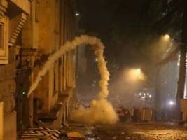 Tränengas gegen Demonstranten: Georgiens Parlament billigt russisches Gesetz
