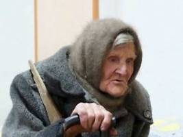 Zehn Kilometer in Hausschuhen: 98-jährige Ukrainerin entkommt zu Fuß den Russen