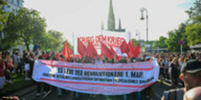 Revolutionäre 1.-Mai-Demo in Berlin: Rote Fahnen und Kufijas
