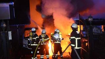 Carport steht in Flammen – Feuer greift auch auf Autos über
