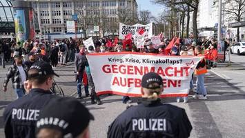 links-bündnis demonstriert zum 1. mai in hamburg