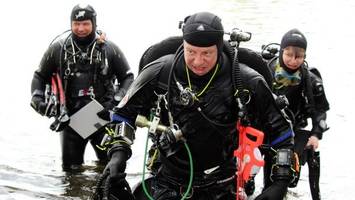 Taucher trainieren für Unterwasserforschung im Großensee