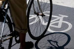 Seniorin stürzt von Fahrrad und wird schwer verletzt