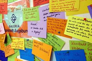 karstadt-kunden in augsburg drücken ihre solidarität auf bunten zetteln aus