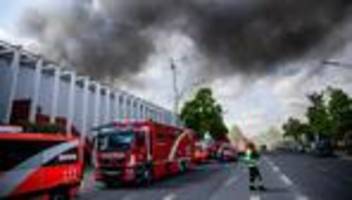 brand in berlin-lichterfelde: berliner feuerwehr warnt vor giftigem rauch