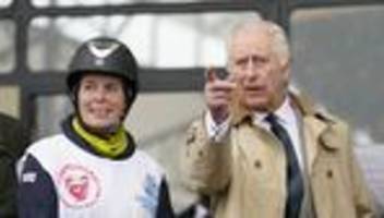 monarchie: könig charles zeigt sich lachend bei pferde-sportturnier