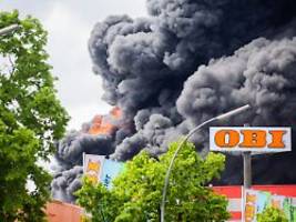 Warnung vor extremer Gefahr: Fabrikhalle brennt - giftiger Rauch zieht über Berlin