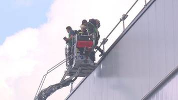 Brand in Bahrenfeld: Drei Bauarbeiter auf Dach eingeschlossen