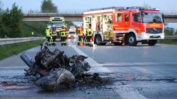 a23: motorrad steht in flammen – autobahn wird voll gesperrt