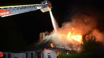 Einfamilienhaus ausgebrannt – zwei Feuerwehrleute verletzt