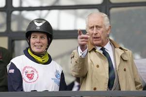 König Charles zeigt sich lachend bei Pferde-Sportturnier
