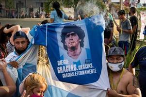 diego maradona auf dem weg zu seiner allerletzten ruhestätte