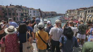 „sie glauben, dass sie alles tun können“ - umfrage zeigt: italiener sind genervt von respektlosem touristen-verhalten