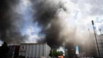 fabrikgebäude: nach großbrand in metallwerk: feuerwehr gibt entwarnung