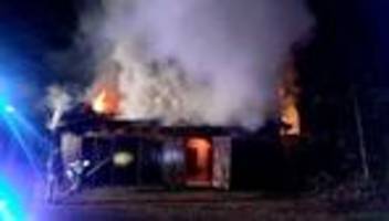 Feuerwehreinsatz: Historische Remise am Heidemuseum abgebrannt