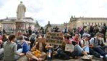 Humboldt-Universität: Propalästinensische Proteste vor HU: Rund 150 Teilnehmer