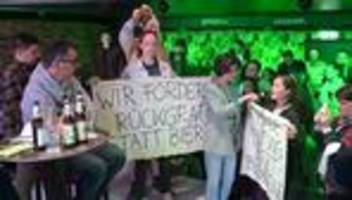 Stuttgart: Tierschutzaktivisten protestieren bei Özdemir-Abend