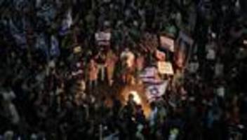 Tel Aviv: Protestierende und Angehörige der Geiseln kritisieren Netanjahu