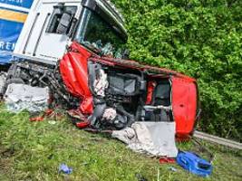 Auf der A6 bei Ansbach: LKW kracht durch Mittelplanke - Zwei Menschen getötet