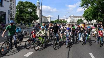 Demo für Verkehrssicherheit: Kidical Mass rollt durch Berlin