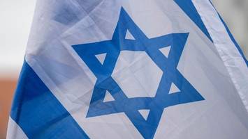 Mann mit Israelflagge wird mit Faust ins Gesicht geschlagen