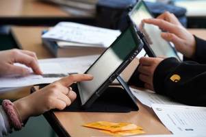 Schüler-Tablets für alle: Digitale Pläne des Freistaats setzen Stadt unter Druck