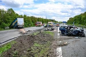 Lkw fährt in Gegenverkehr: Paar auf A6 getötet
