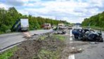 Ermittlung: Tote bei schwerem Lkw-Unfall auf A6