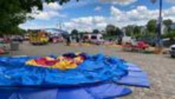 magdeburg: hüpfburg von windböe erfasst: kinder verletzt
