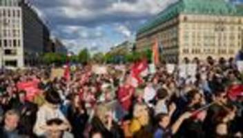 protest: demo in berlin nach angriffen auf politiker