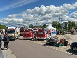Acht Menschen verletzt: Wirbelsturm weht Kinder mit Hüpfburg in Elbe