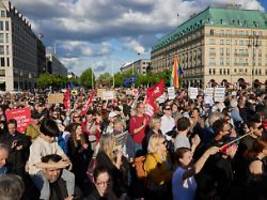 Kundgebung in Berlin: Demonstranten solidarisieren sich mit SPD-Politiker