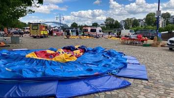 Hüpfburg mit Kindern in die Elbe geweht