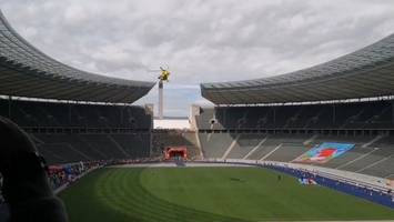 S25-Lauf: Rettungshubschrauber landet im Olympiastadion