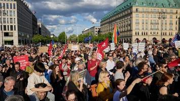nach angriffen auf ecke: Über 1000 demonstrieren in berlin