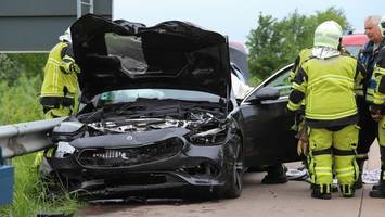 A23: Mann stirbt bei Unfall am Steuer seines Mercedes