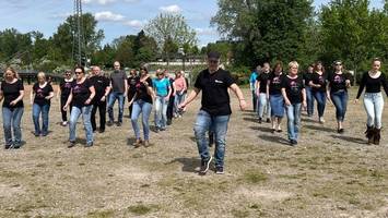 Flashmob an der Elbe: Plötzlich tanzten sie in Reih und Glied