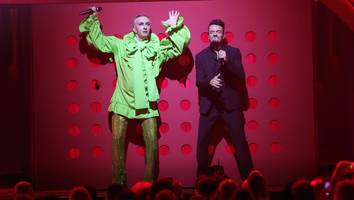 „grüne Überraschung“ - „giovanni zarrella show“: jan böhmermann singt prince-hit