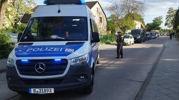 Spandau: Schüsse aus fahrendem Auto – Mann nach Anschlag tot