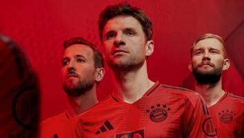 Ganz in rot gehalten - Bayern-Fans wüten wegen neuem Heimtrikot: „Vereinsmotto verraten!“