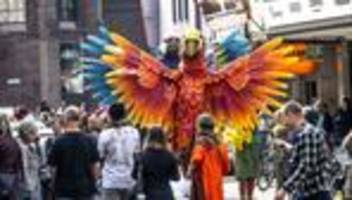 bochum: riesige fantasie-vögel eröffnet figurentheaterfestival